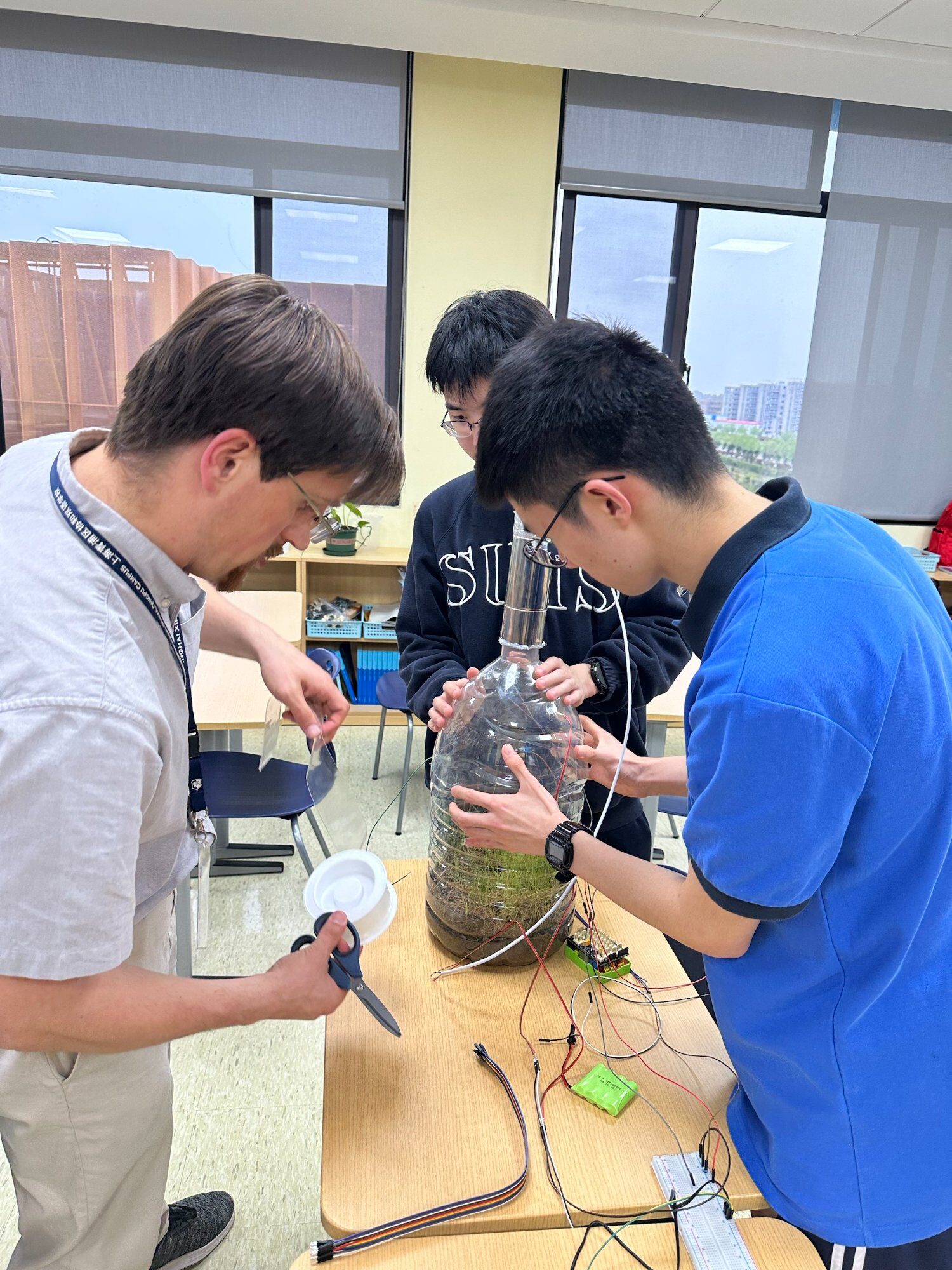 Building the solar-powered biodome with students and faculty collaboration